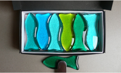 Porte couteaux fantaisis en forme de poisson en verre coloré bleu, vert 